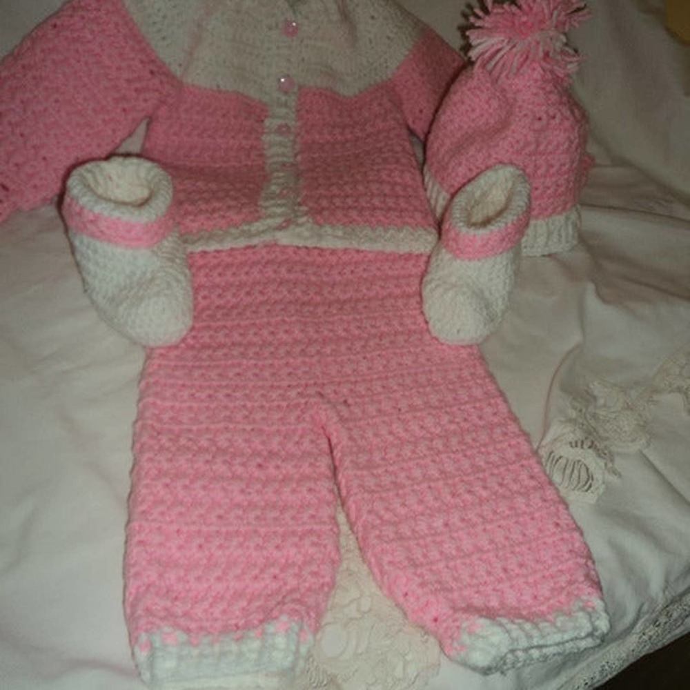 BABY GIRL SNOW SUIT 3-6 mos